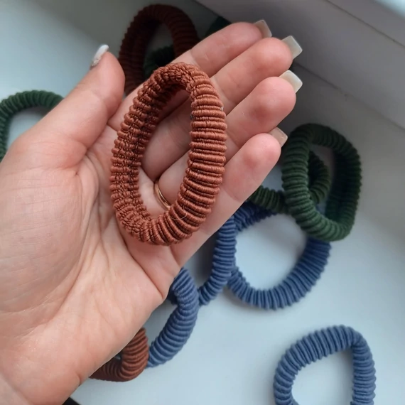 Bordázott hajgumi_barna