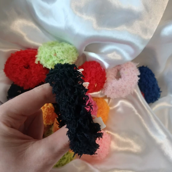 Bolyhos hajgumi_Fekete