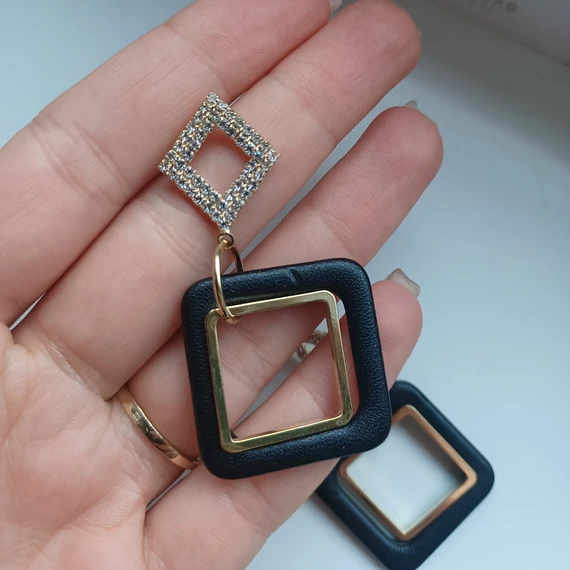 FEKETE LÓGÓS KÖVES FÜLBEVALÓ