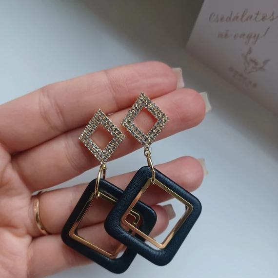 FEKETE LÓGÓS KÖVES FÜLBEVALÓ